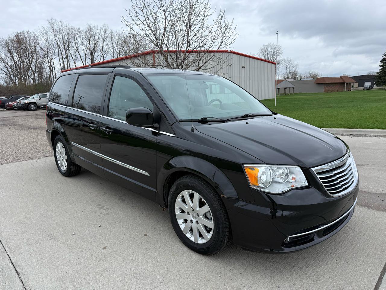 Used 2011 Chrysler Town & Country Touring-L w/ Entertainment Group #2 FWD image 3
