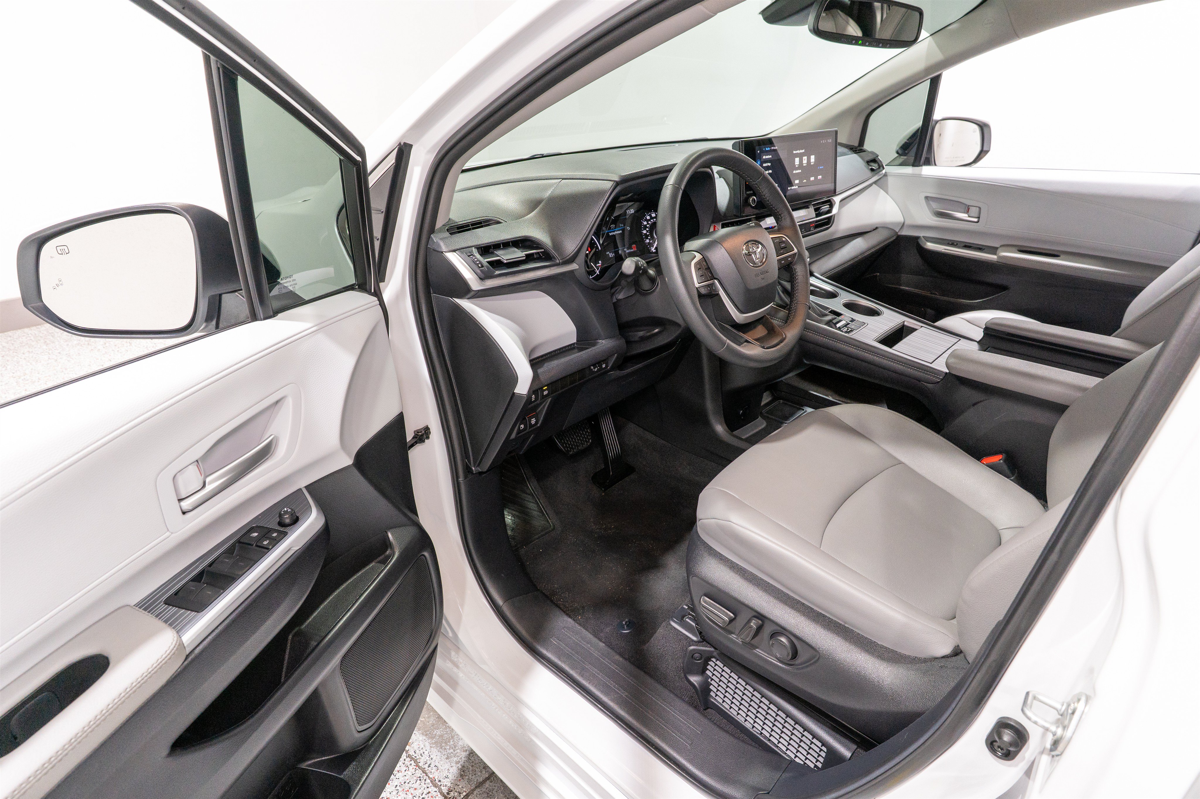 Used 2026 Toyota Sienna XLE FWD image 12
