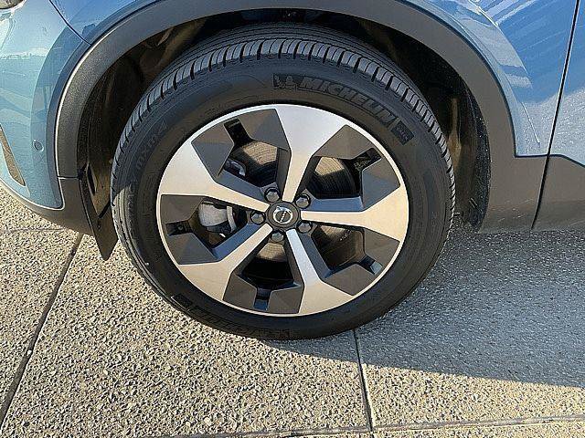 Certified 2025 Volvo XC40 B5 Plus AWD/4WD image 13