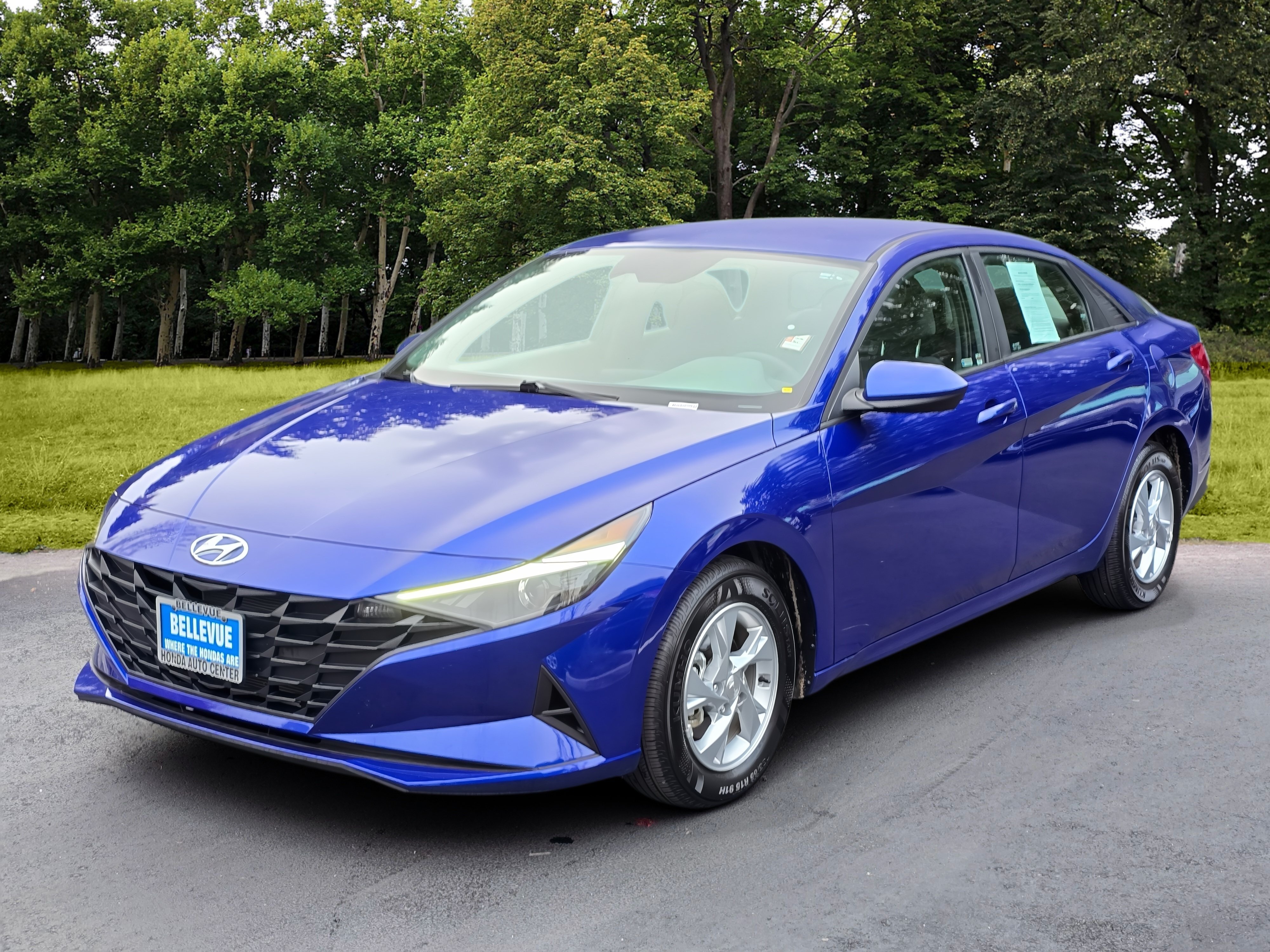 Used 2022 Hyundai Elantra SE FWD image 3