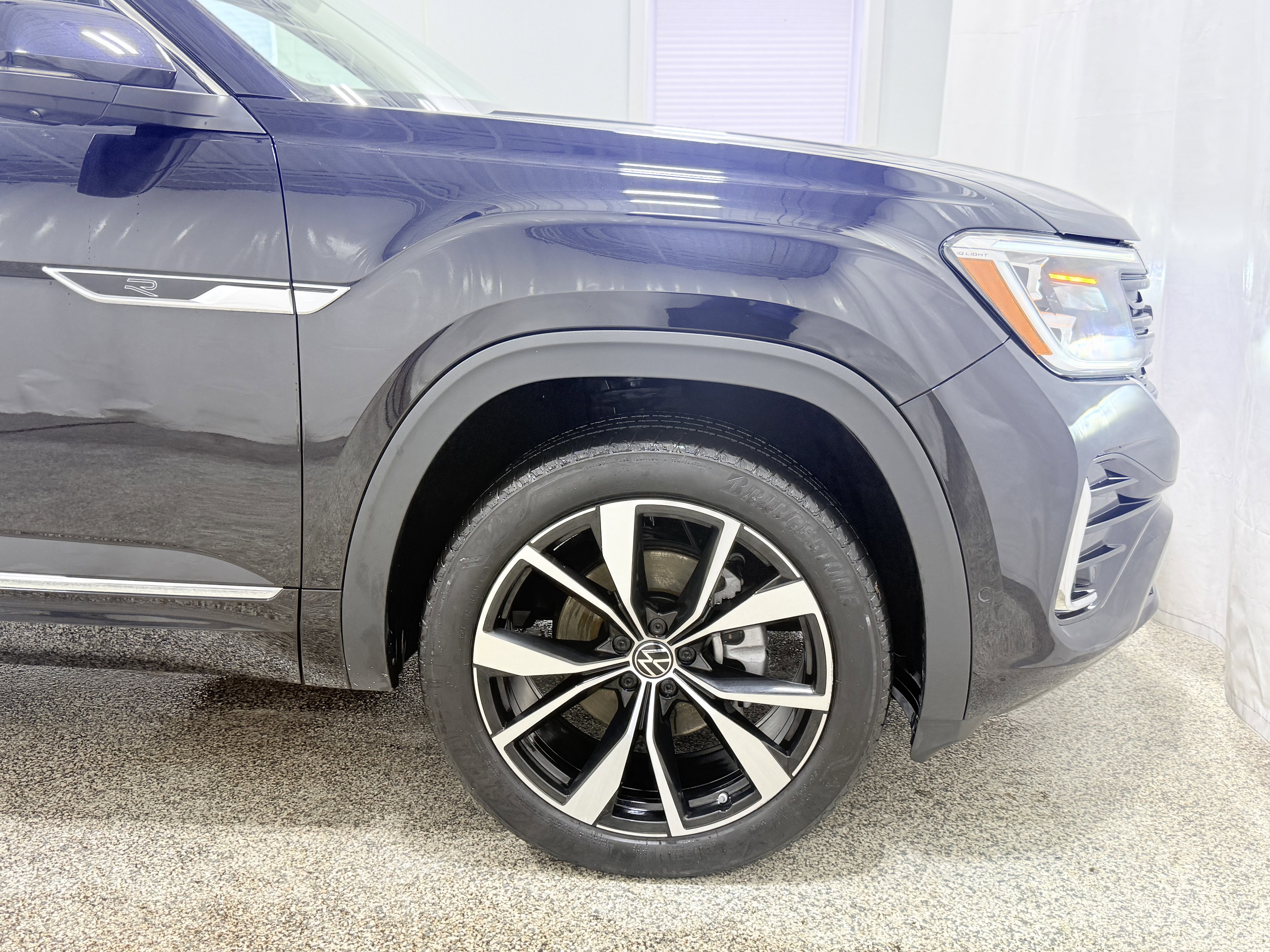 Used 2024 Volkswagen Atlas SEL Premium R-Line image 32