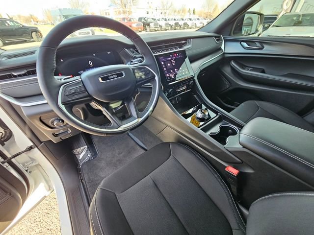 Used 2025 Jeep Grand Cherokee Laredo X w/ Luxury Tech Group I AWD/4WD image 15