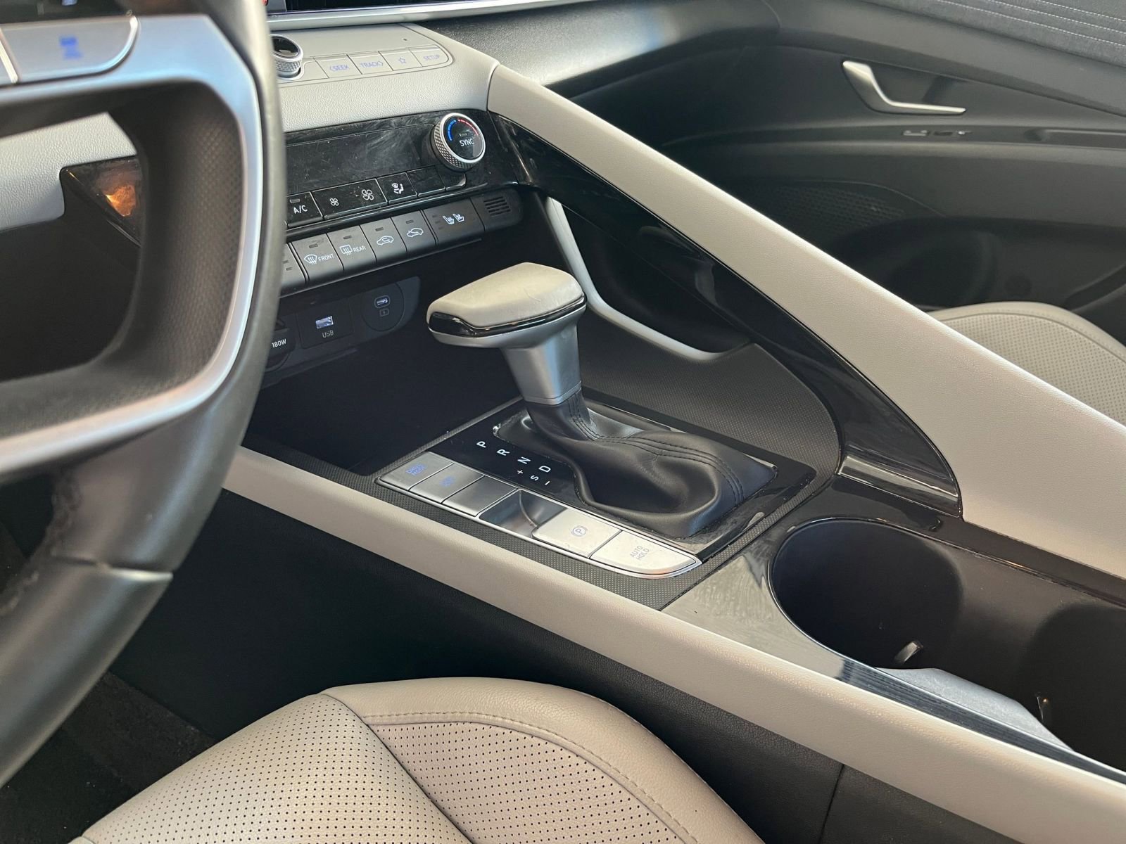 Used 2025 Hyundai Elantra Limited image 41