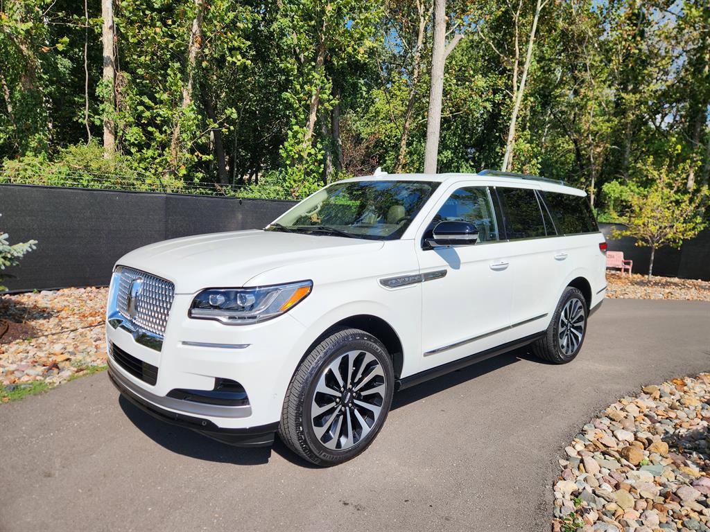 Used 2022 Lincoln Navigator Reserve image 1