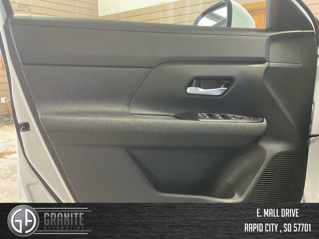 Used 2025 Nissan Kicks SV w/ SV Premium Package image 18