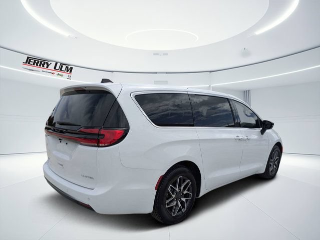 New 2027 Chrysler Pacifica Limited FWD image 3