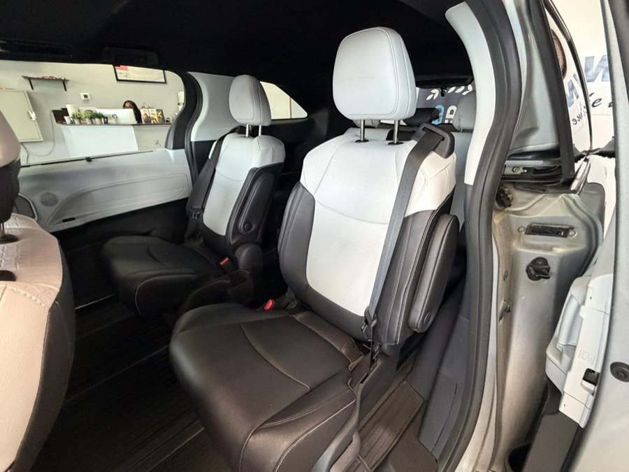 Used 2025 Toyota Sienna XSE FWD image 36