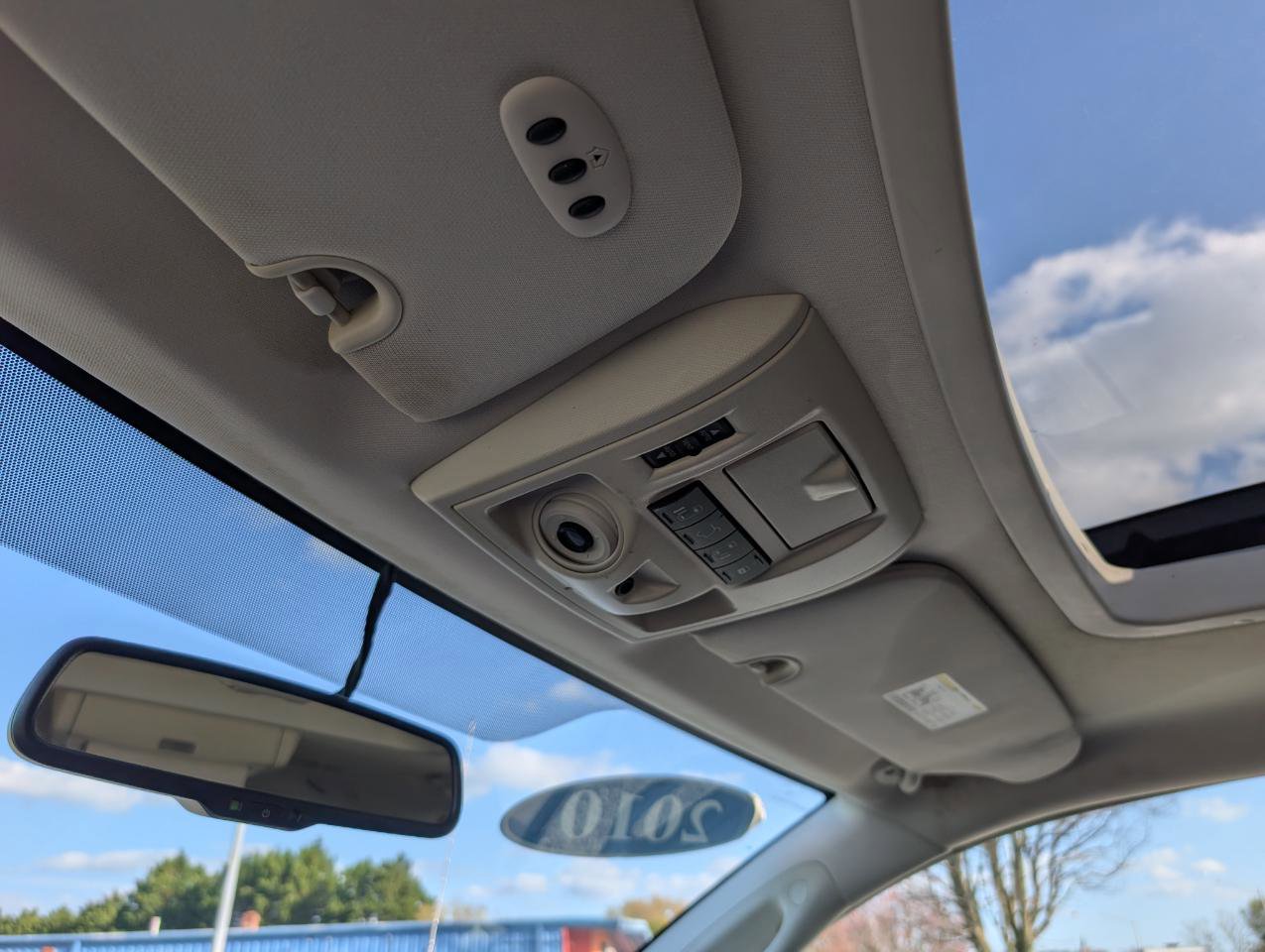 Used 2010 Volkswagen Routan SEL image 26