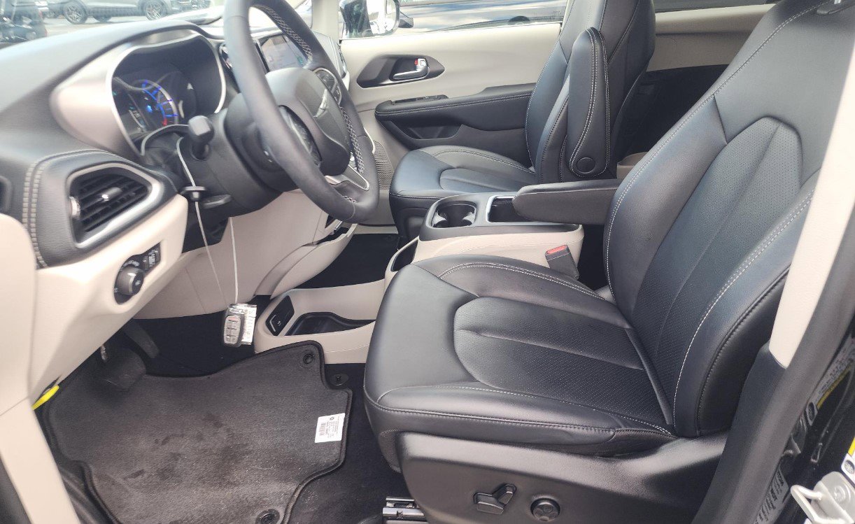 Used 2024 Chrysler Pacifica Limited FWD image 7