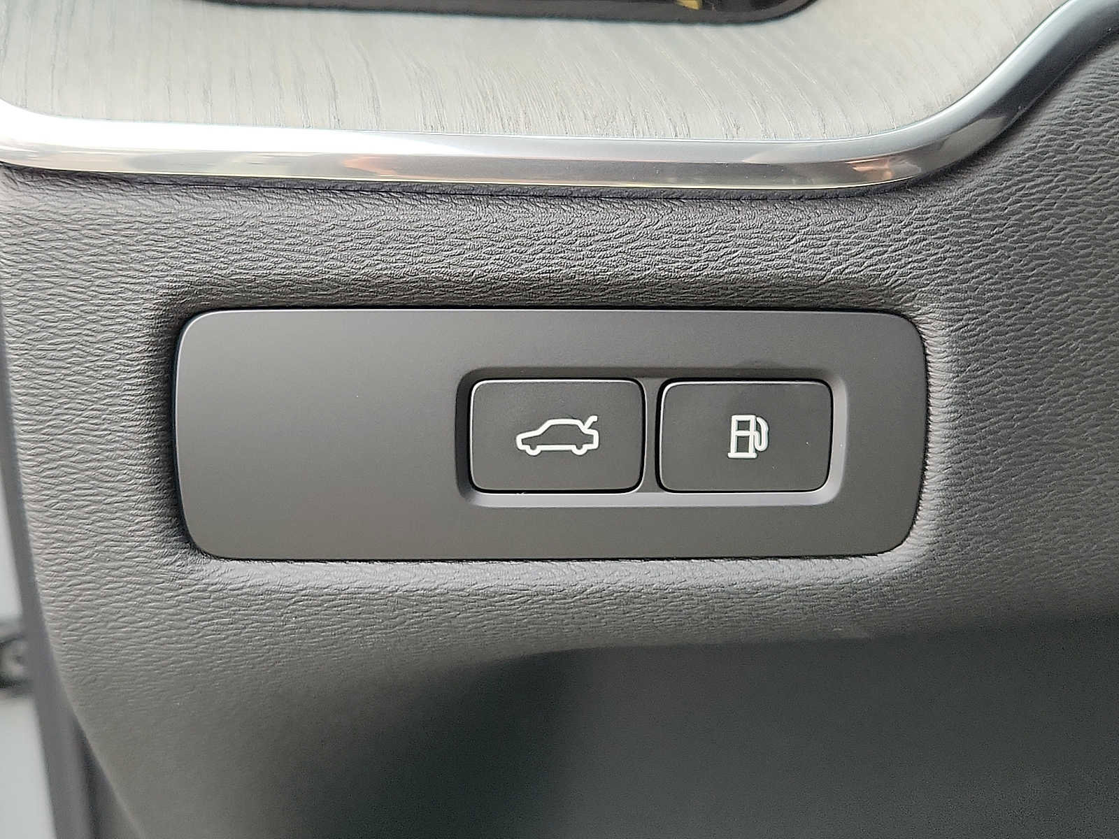 Used 2025 Volvo XC60 T8 Plus w/ Protection Package Premier image 22