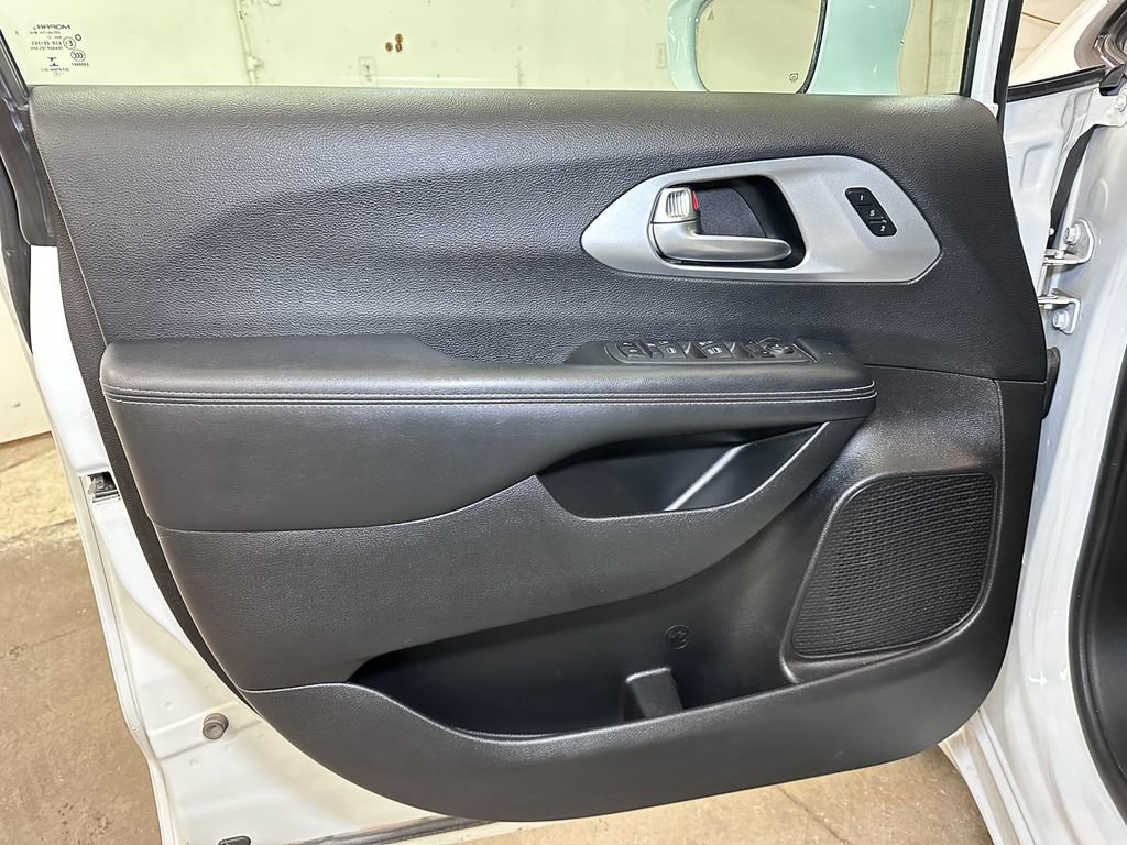 Certified 2022 Chrysler Pacifica Touring-L w/ S Appearance Package image 23