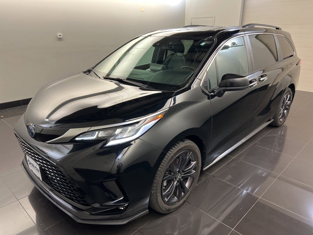 Used 2022 Toyota Sienna XSE image 3