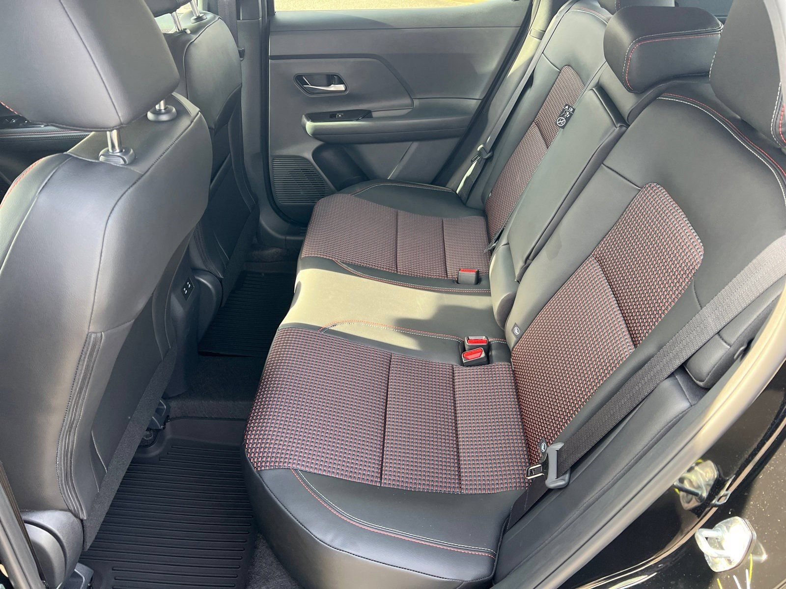 New 2026 Nissan Kicks SR w/ Cold Weather Package FWD image 20