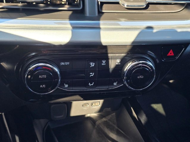 Used 2024 Chevrolet Trax LT w/ Sunroof Package FWD image 30