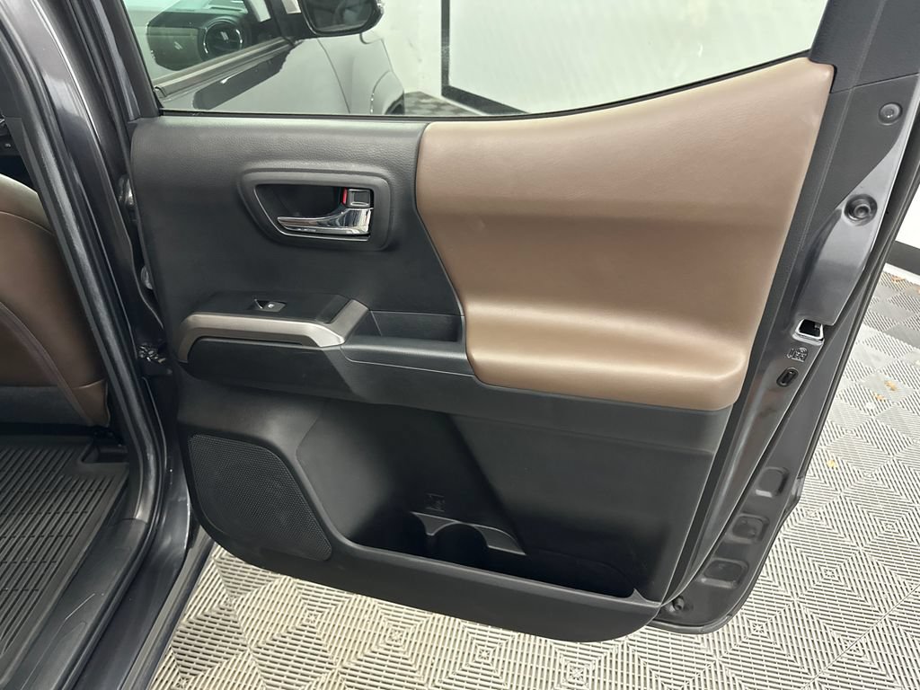 Used 2022 Toyota Tacoma Limited RWD image 17