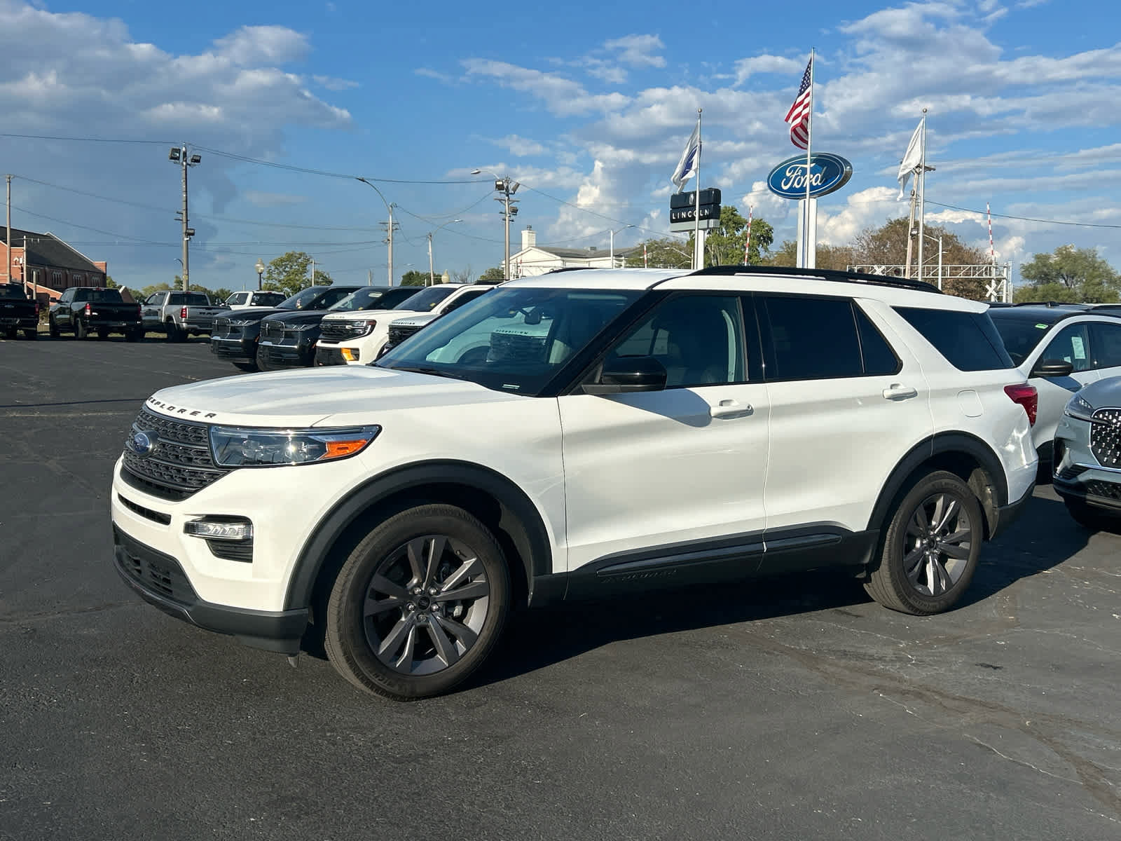 Used 2023 Ford Explorer XLT w/ Equipment Group 202A image 2