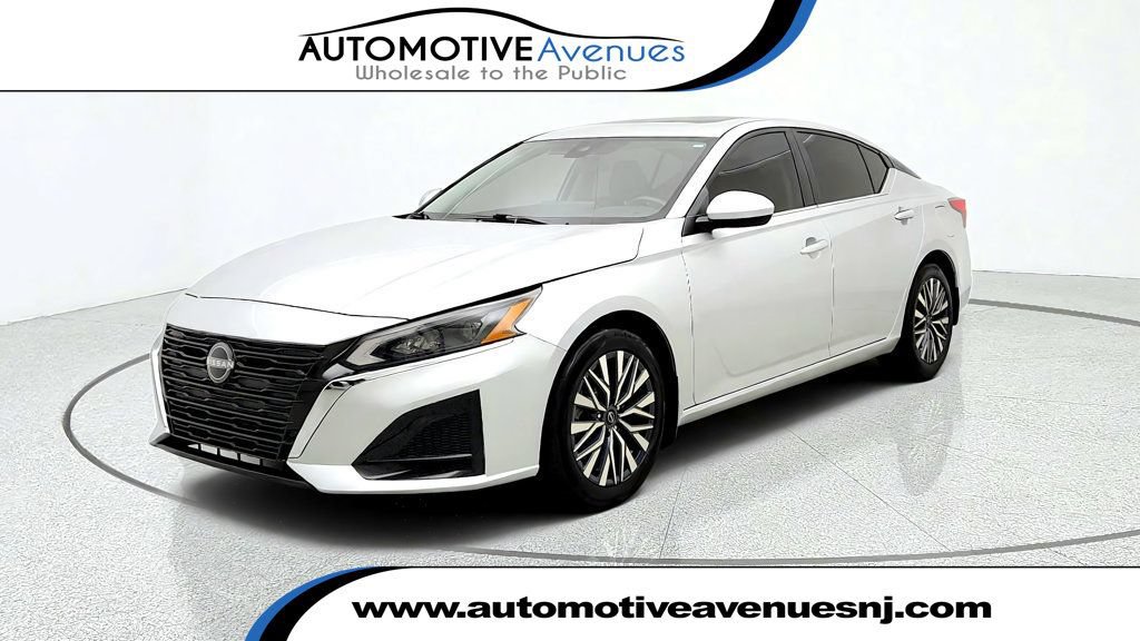 Used 2023 Nissan Altima 2.5 SV w/ SV Premium Package FWD image 1