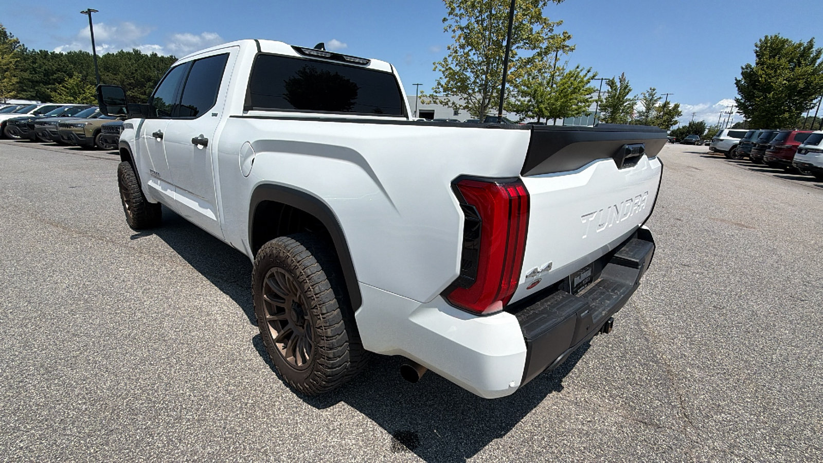Used 2022 Toyota Tundra SR5 w/ SR5 Convenience Package AWD/4WD image 10