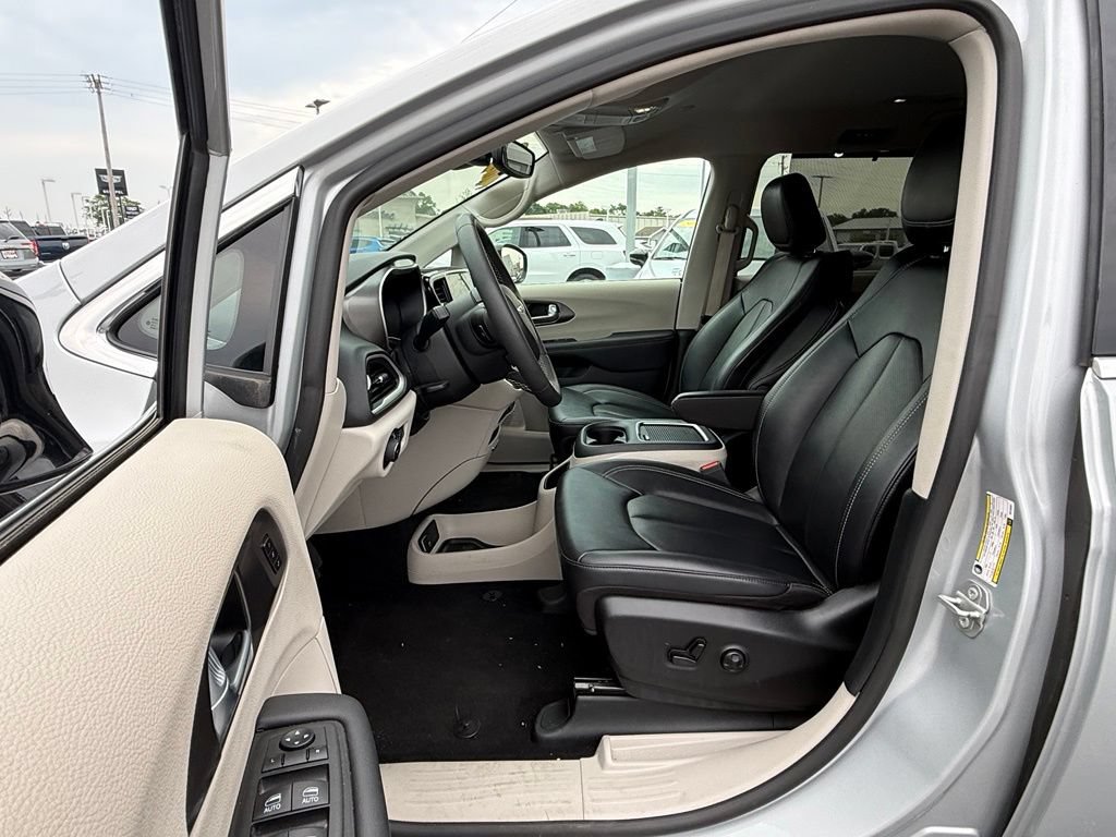 Used 2024 Chrysler Pacifica Touring-L FWD image 13