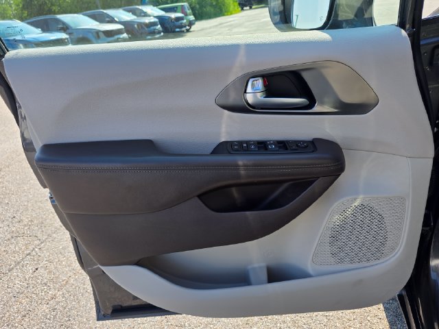 Used 2017 Chrysler Pacifica Touring-L w/ Tire & Wheel Group FWD image 26