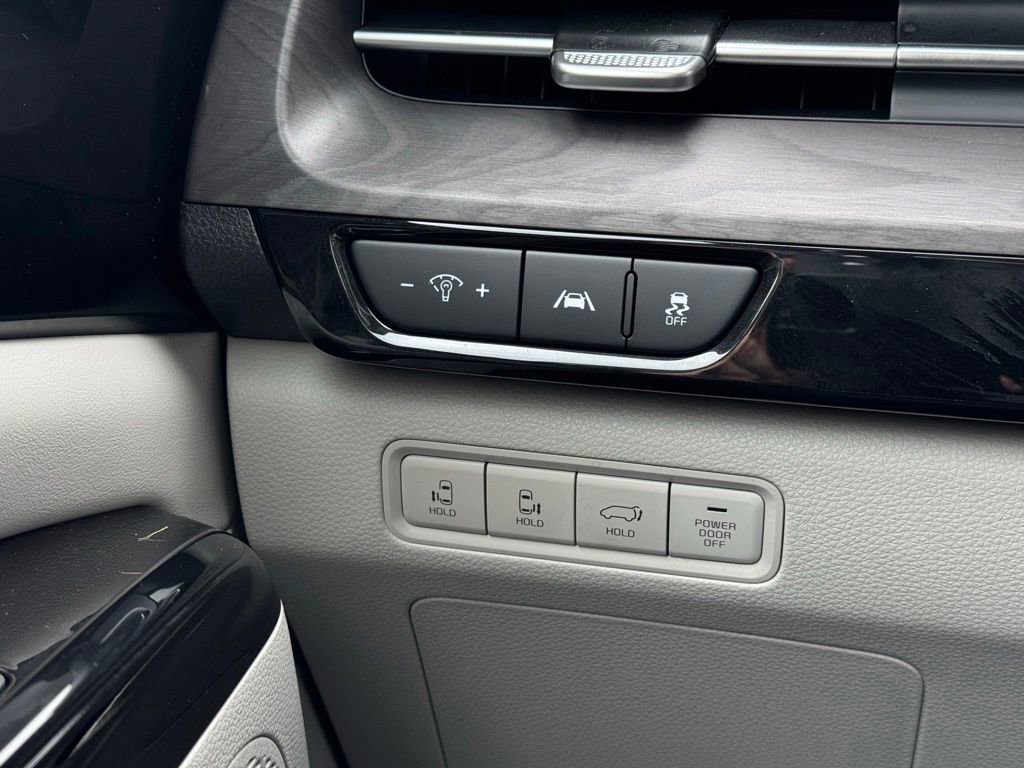 Used 2024 Kia Carnival EX FWD image 28