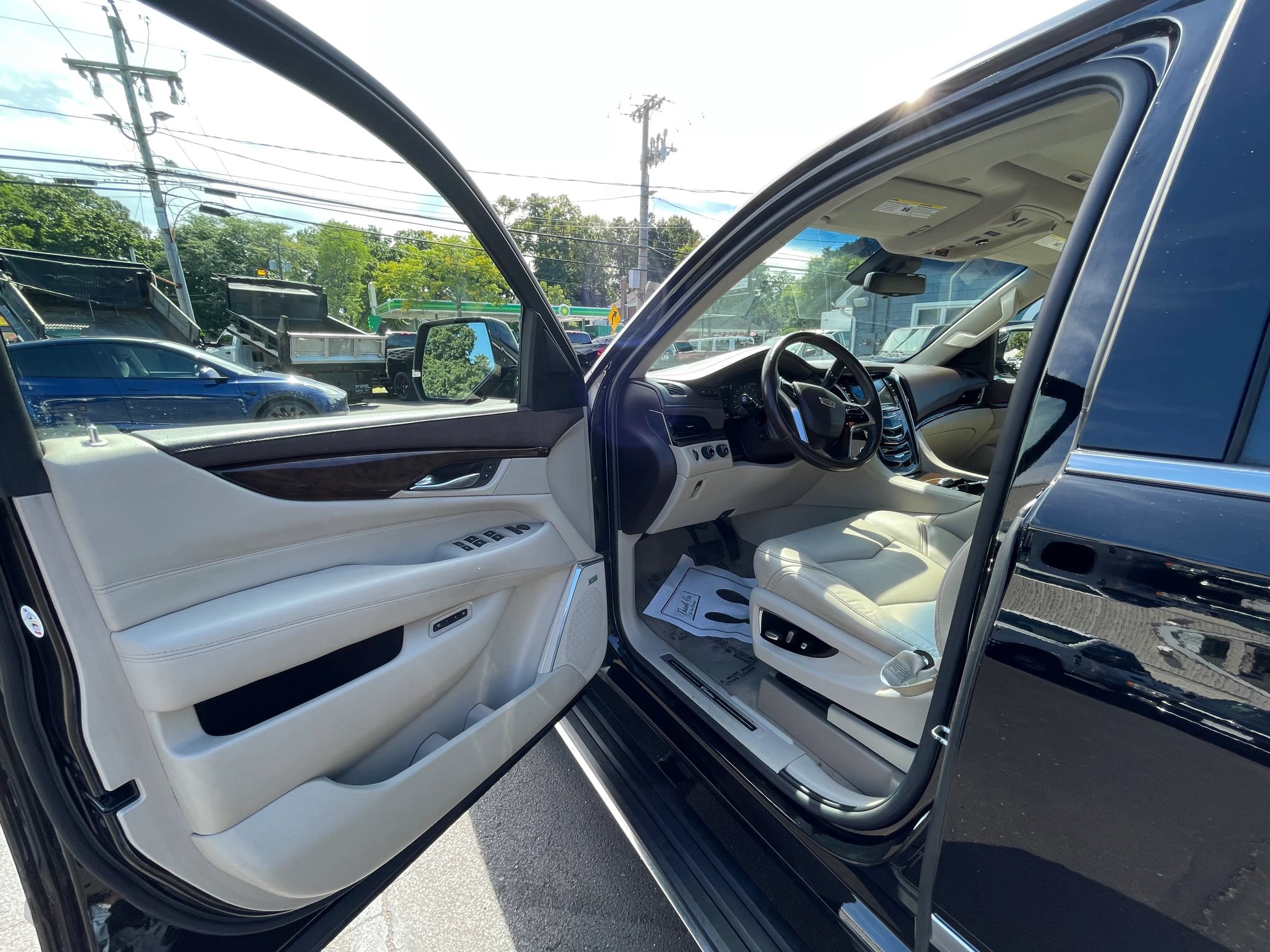 Used 2017 Cadillac Escalade Premium Luxury AWD/4WD image 10