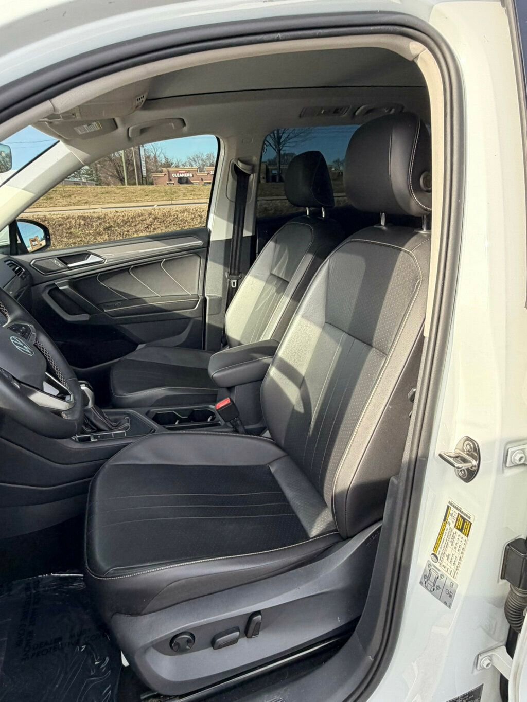 Used 2022 Volkswagen Tiguan SE w/ Panoramic Sunroof Package image 11