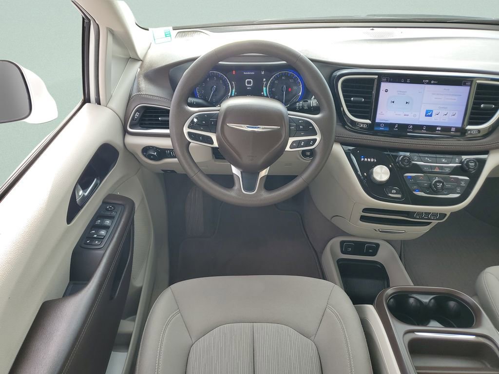Used 2021 Chrysler Pacifica Touring image 12