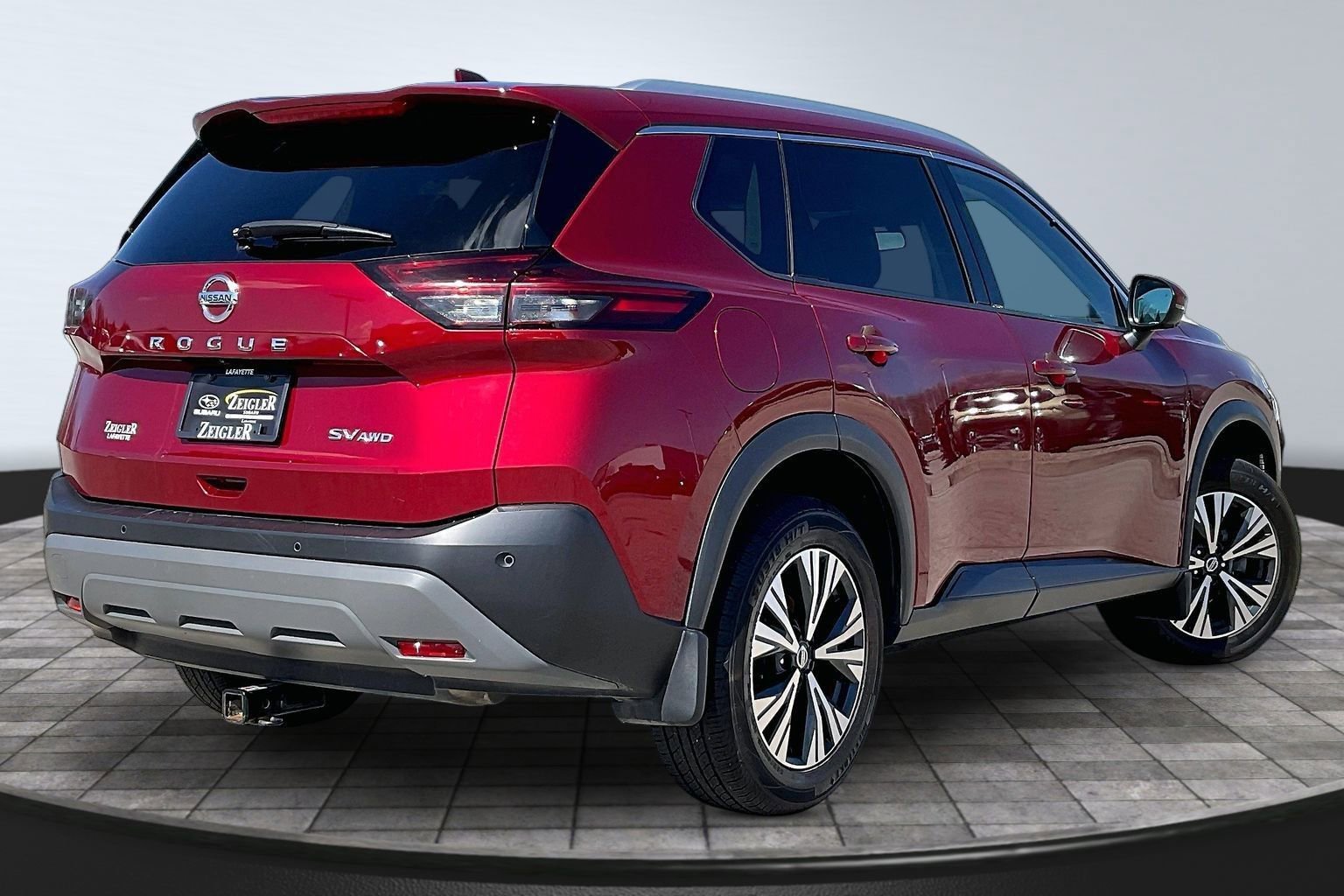 Used 2021 Nissan Rogue SV image 2