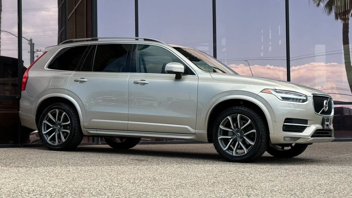 Used 2016 Volvo XC90 T6 Momentum w/ Momentum Plus Package AWD/4WD image 16