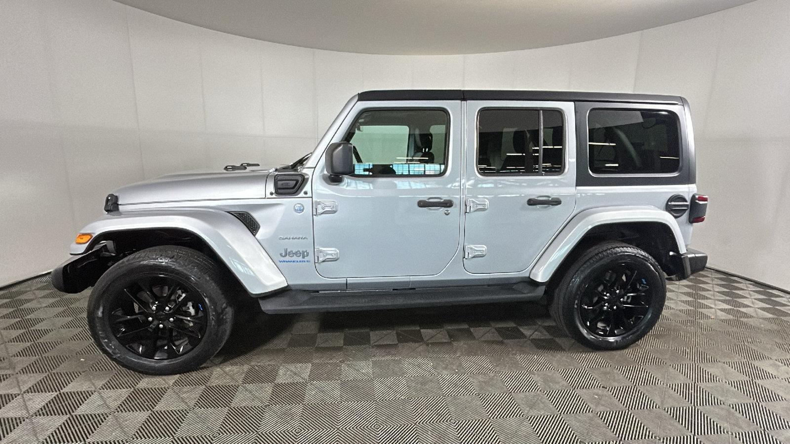 Used 2023 Jeep Wrangler Unlimited Sahara w/ Cold Weather Group AWD/4WD image 7