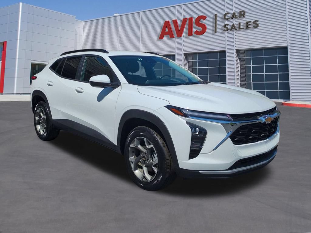 Used 2025 Chevrolet Trax LT w/ LT Convenience Package FWD image 3