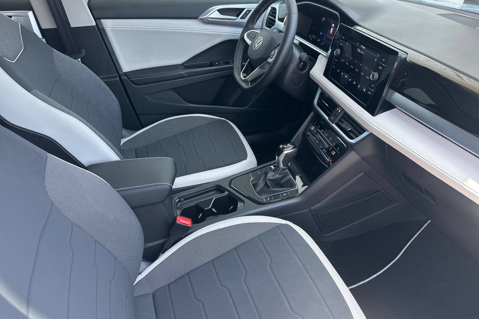 New 2026 Volkswagen Taos SE FWD image 14
