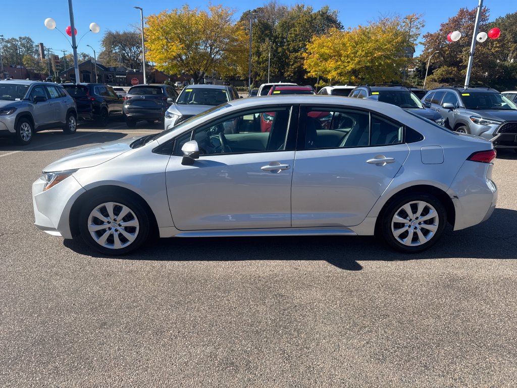 Used 2025 Toyota Corolla LE FWD image 4