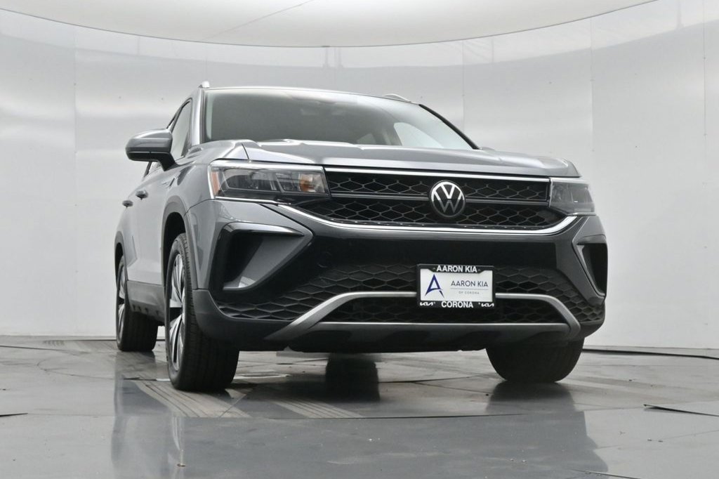 Used 2023 Volkswagen Taos SE w/ Panoramic Sunroof Package AWD/4WD image 16