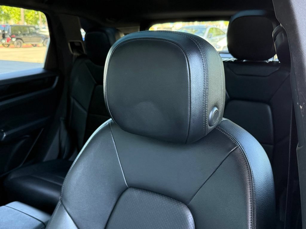 Used 2020 Porsche Cayenne AWD/4WD image 3