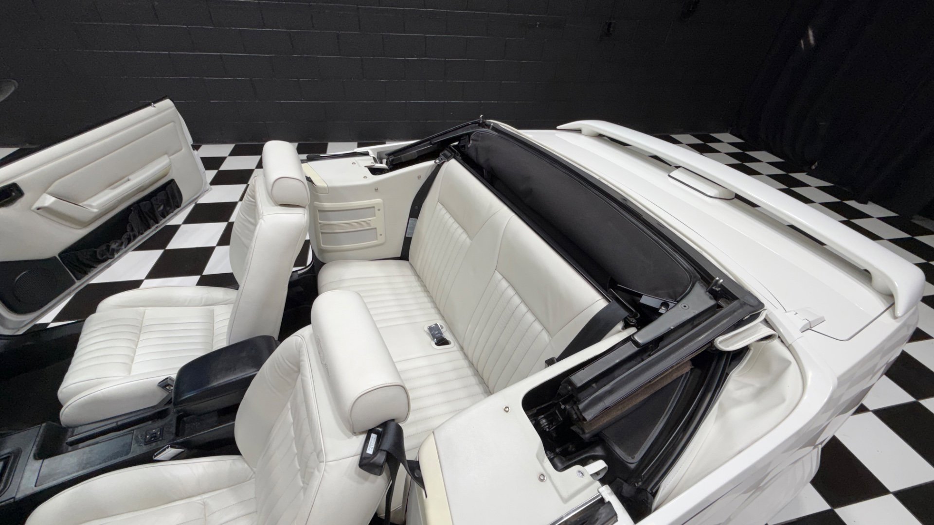 Used 1993 Ford Mustang LX RWD image 4