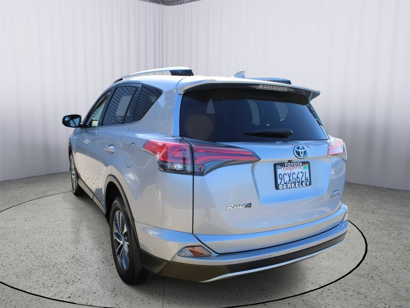 Used 2018 Toyota RAV4 XLE AWD/4WD image 6