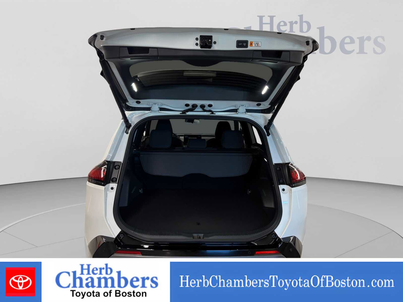Used 2026 Toyota RAV4 SE w/ Convenience Package AWD/4WD image 4