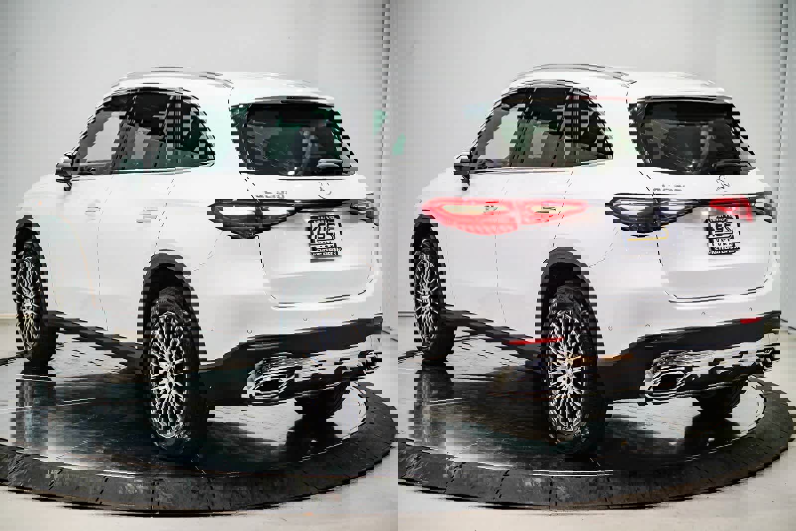 Used 2025 Mercedes-Benz GLC 300 image 2