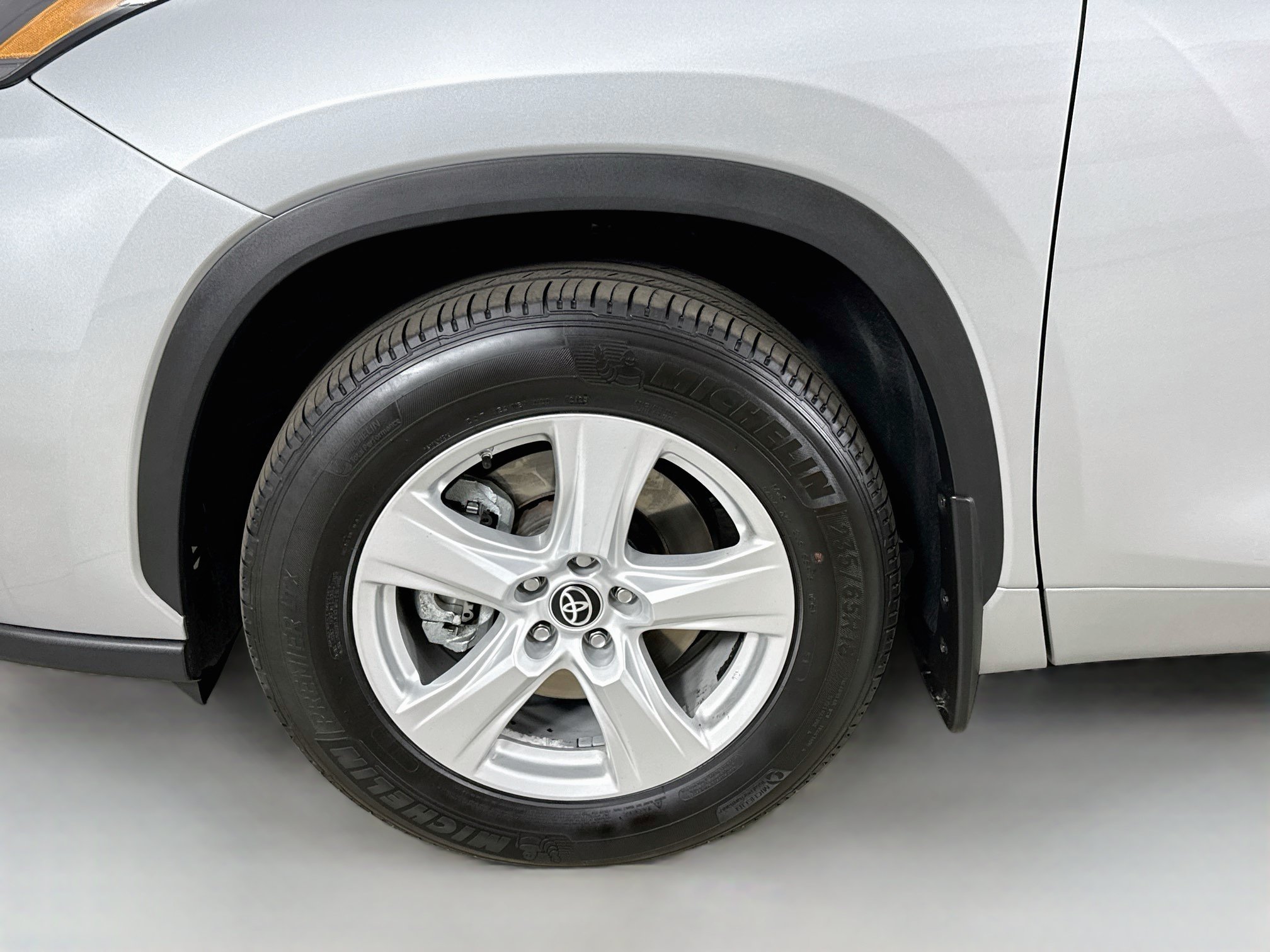 Used 2023 Toyota Highlander LE AWD/4WD image 32