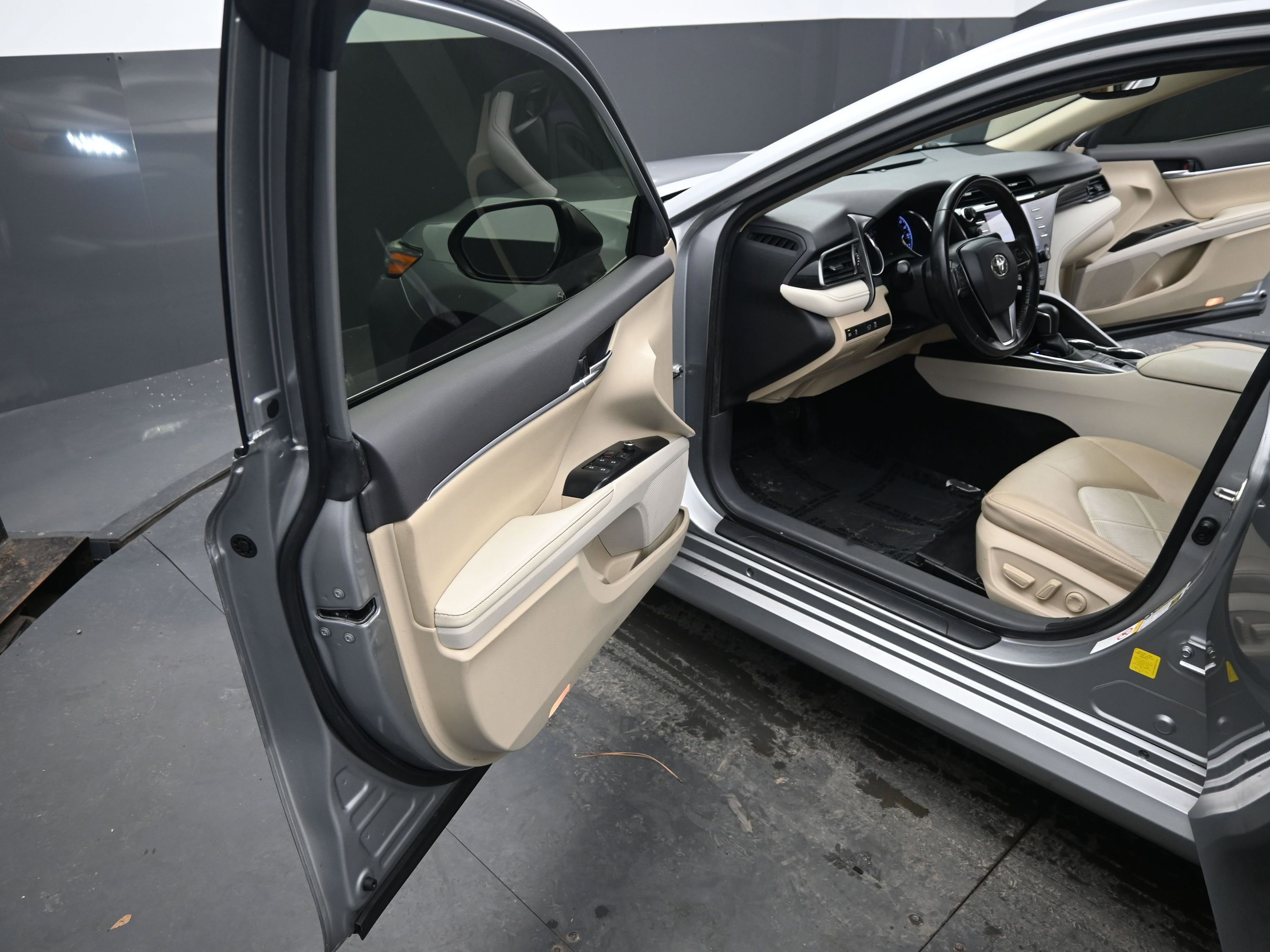 Used 2019 Toyota Camry XLE image 13