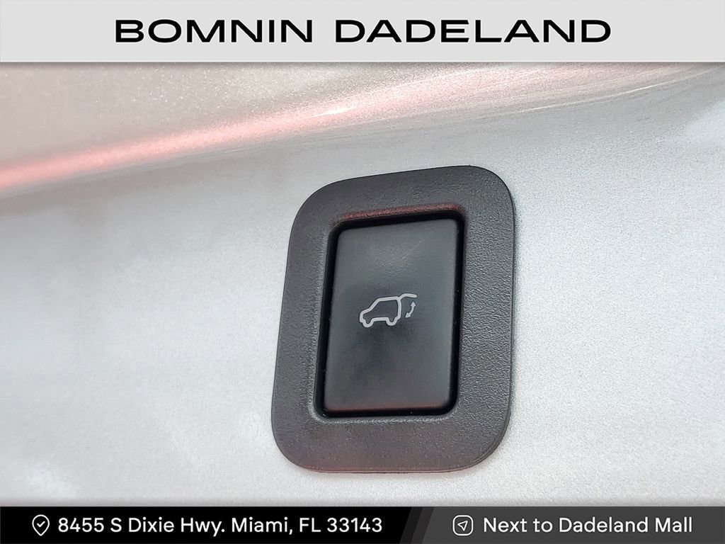 Used 2017 Toyota Highlander SE image 8