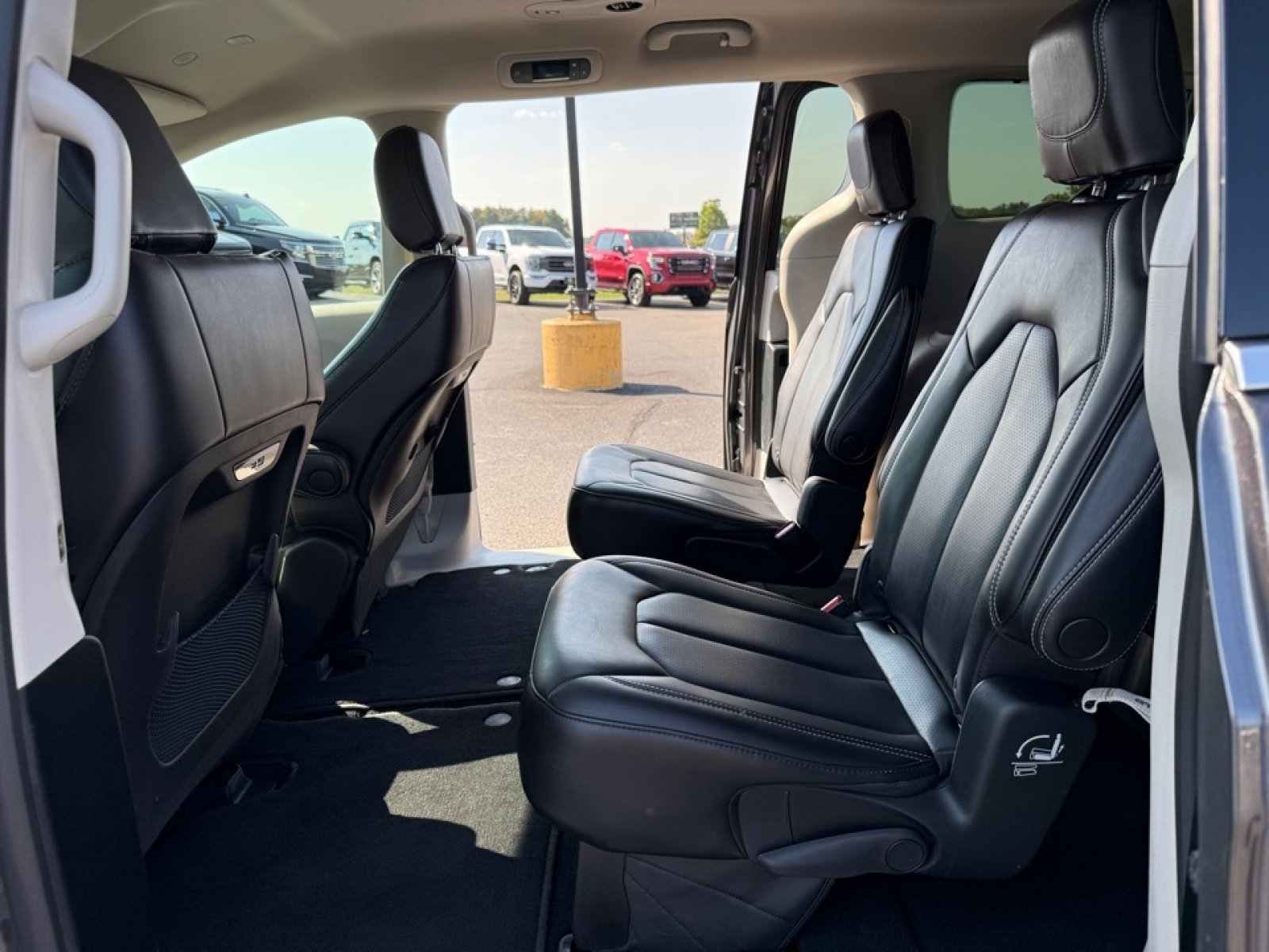 Used 2023 Chrysler Pacifica Touring-L image 17