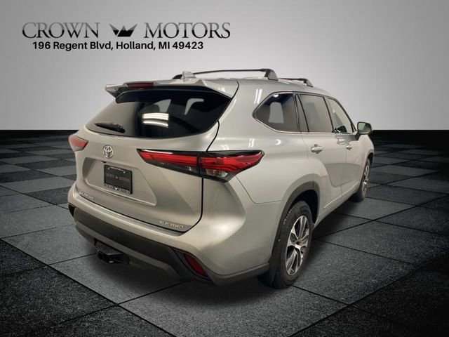 Used 2022 Toyota Highlander XLE image 6