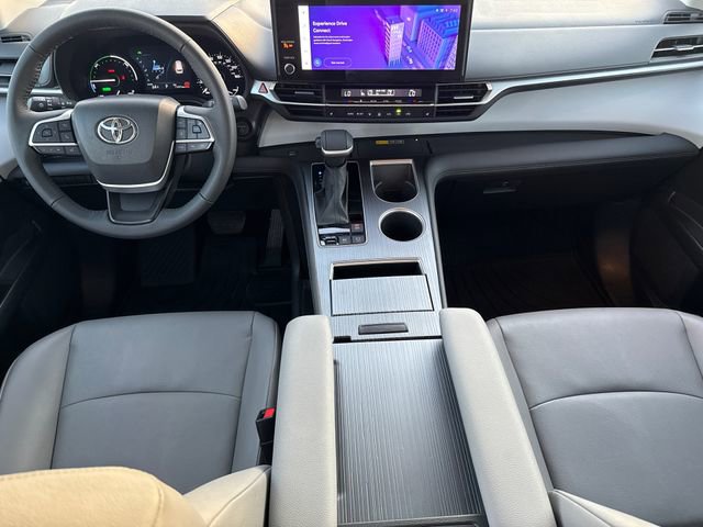 Used 2025 Toyota Sienna XLE image 12