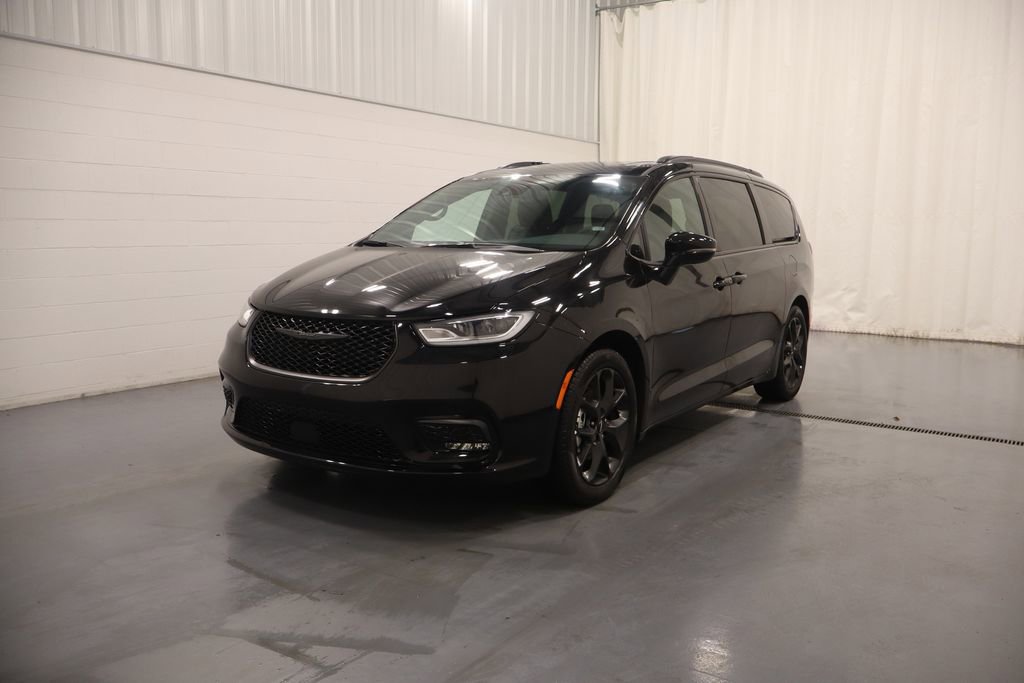 Used 2025 Chrysler Pacifica Limited image 5