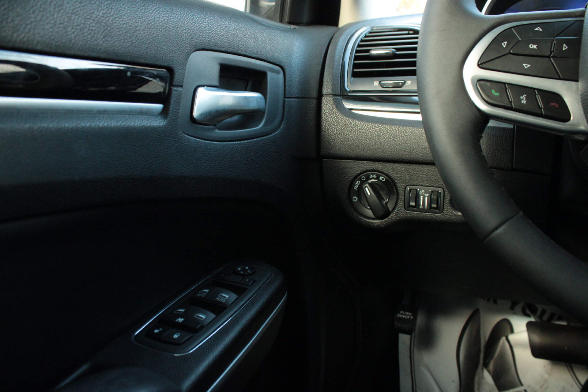 Used 2023 Chrysler 300 Touring w/ Sport Appearance Package RWD image 23