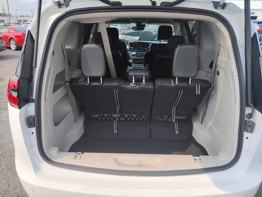 Used 2023 Chrysler Pacifica Touring-L FWD image 13