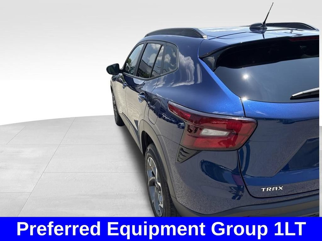 Used 2024 Chevrolet Trax LT w/ Driver Confidence Package FWD image 4
